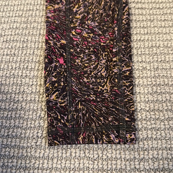 Lululemon high rise leggings with pockets, 25” size 2 - Picture 4 of 6